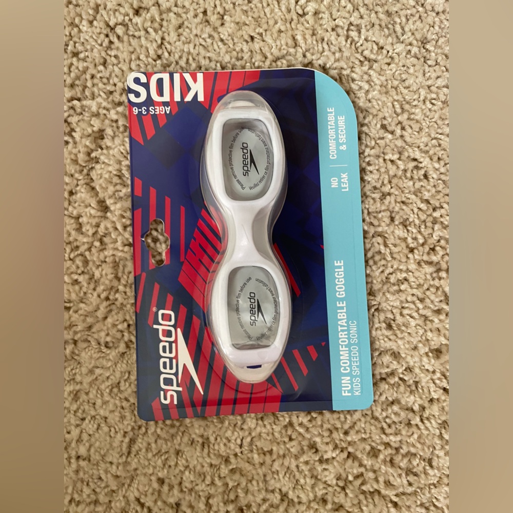 BNWT Speedo Kids Swim Goggles 3-6years old